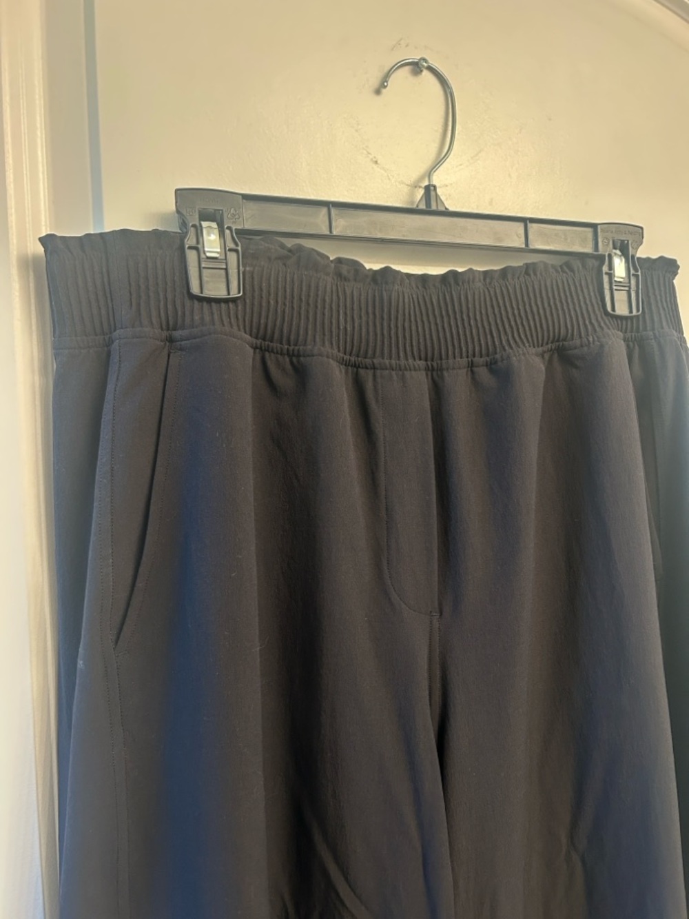 Lululemon Black Woven, ruffle waist, 25 Crop, wide leg, high waist Large - Picture 5 of 9